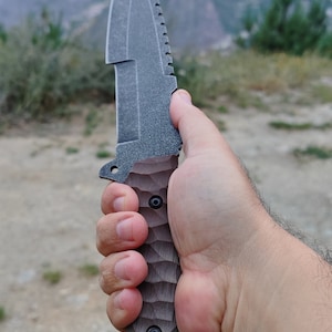 tactical handmade blacksmith knife Handcrafted Tactical Knives with Custom Kydex Sheaths – Perfect for Outdoor Enthusiasts