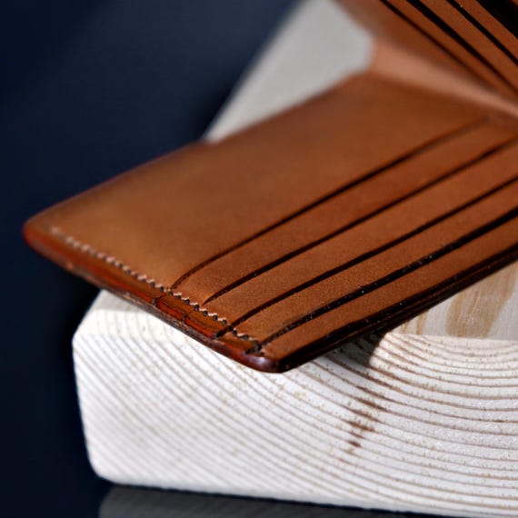 ハンドクラフトレザーウォレット：エンボス加工の馬のデザイン