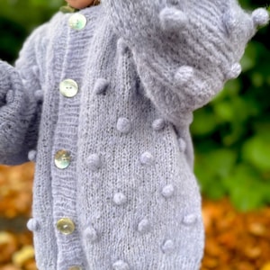 Federleichter, aber warmer Kinder-Cardigan aus Alpaka-Wolle Bild 4
