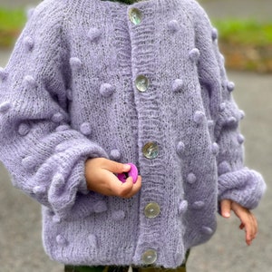 Federleichter, aber warmer Kinder-Cardigan aus Alpaka-Wolle Bild 3