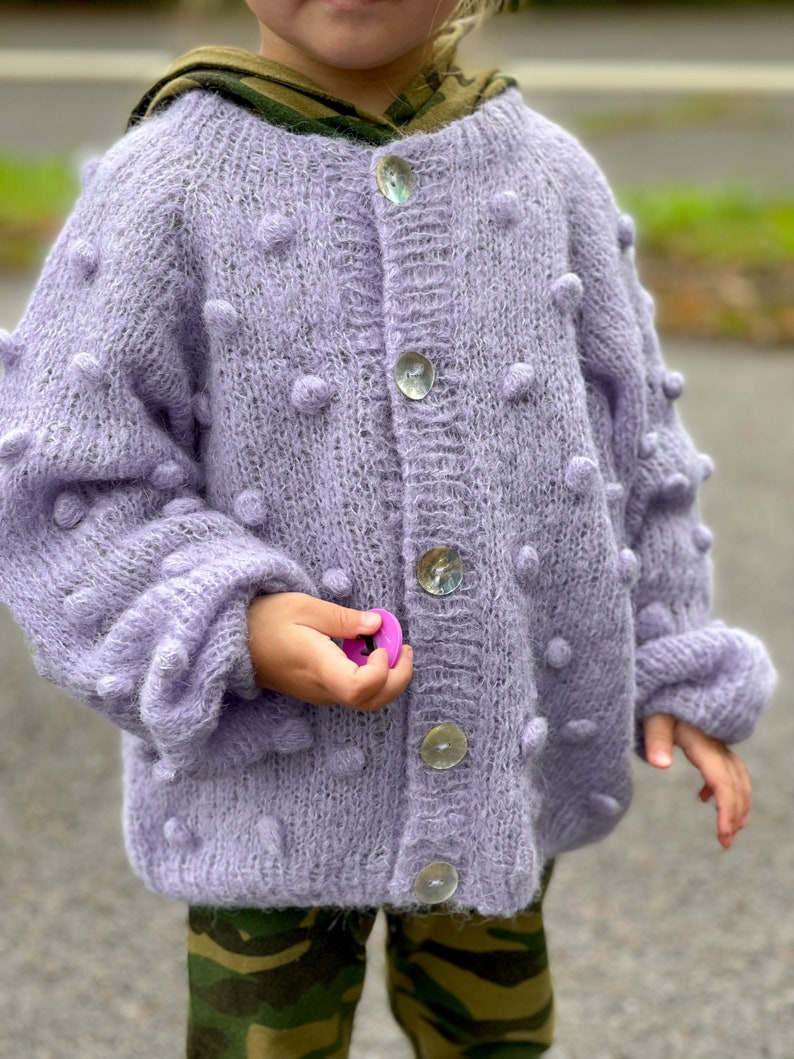 Federleichter, aber warmer Kinder-Cardigan aus Alpaka-Wolle Bild 3