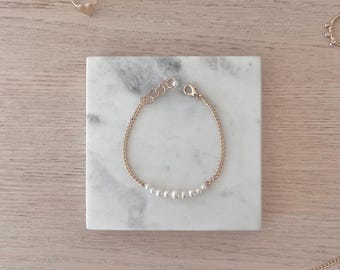 Gold Chain Bracelet with Graduated Pearls