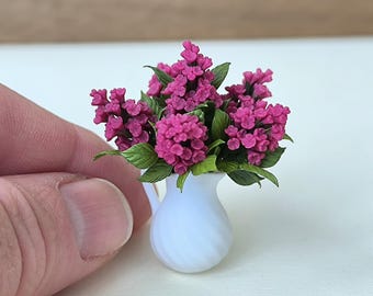 Schaal 1:12 miniatuur seringen in vaas. Boeket bloemen van polymeerklei voor een poppenhuis.