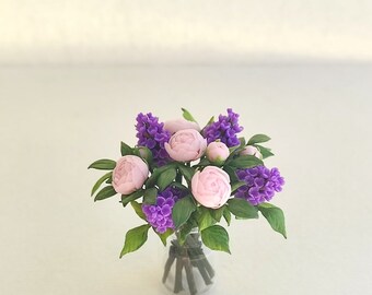 Escala 1:12 Flores en miniatura en jarrón. Flores de arcilla polimérica de casa de muñecas. peonía en miniatura. Lila en miniatura. Miniaturas de arcilla polimérica.