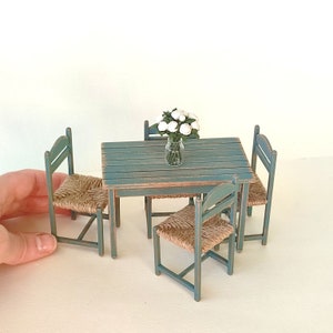 Table et chaises de cuisine pour maison de poupée à l'échelle 1:12. Meubles de cuisine artisanaux pour maison de poupée. Salle à manger miniature. Cuisine de maison de poupée rustique
