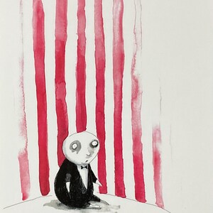 Puede incluir: Ilustración en acuarela de una figura sentada, de dibujos animados, con esmoquin negro y pajarita, sobre un fondo de rayas verticales rojas y blancas. La figura tiene una cara pálida con ojos grandes y oscuros.