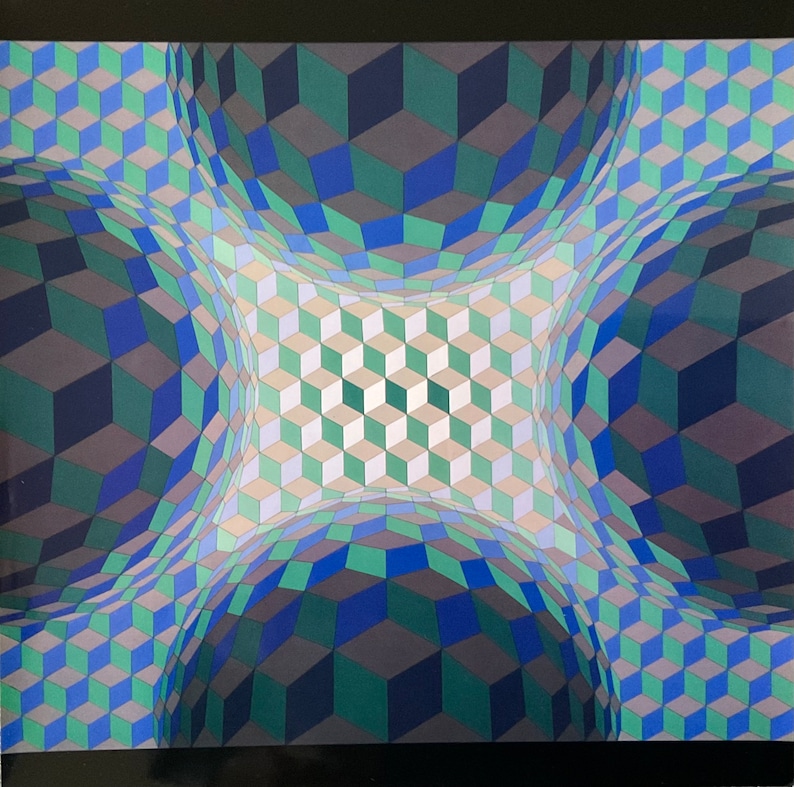 Puede incluir: Impresi&oacute;n de arte geom&eacute;trico abstracto con un patr&oacute;n de cuadrados azules, verdes y blancos dispuestos en un dise&ntilde;o de ilusi&oacute;n &oacute;ptica tridimensional.
