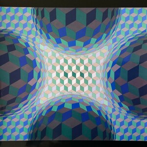 Puede incluir: Patr&oacute;n geom&eacute;trico abstracto con efecto 3D. El patr&oacute;n est&aacute; formado por cuadrados en tonos de azul, verde y gris. Los cuadrados est&aacute;n dispuestos en un patr&oacute;n repetitivo que crea la ilusi&oacute;n de profundidad.