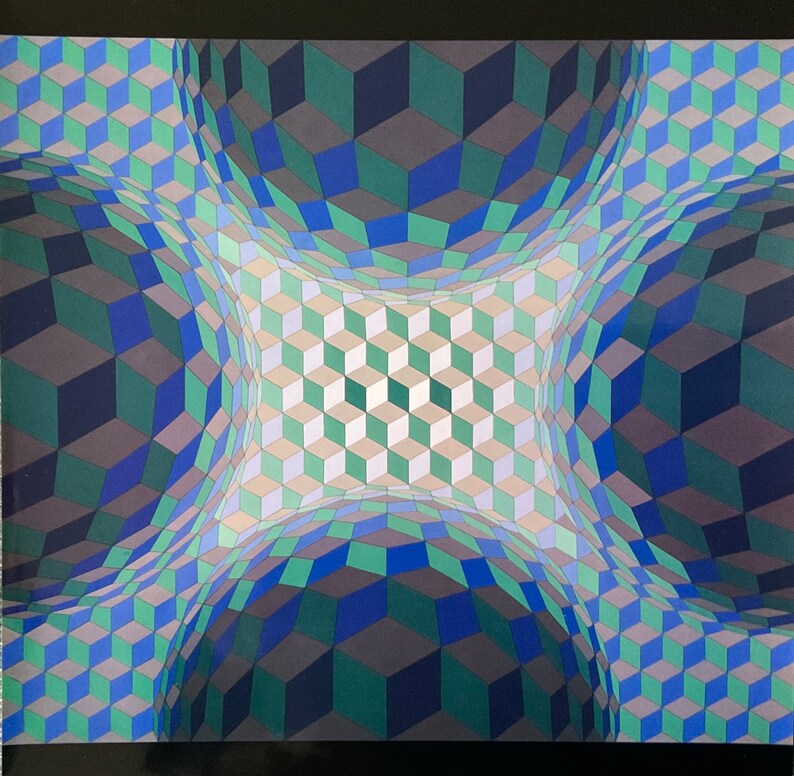 Puede incluir: Patr&oacute;n geom&eacute;trico abstracto con efecto 3D. El patr&oacute;n est&aacute; formado por cuadrados en tonos de azul, verde y gris. Los cuadrados est&aacute;n dispuestos en un patr&oacute;n repetitivo que crea la ilusi&oacute;n de profundidad.