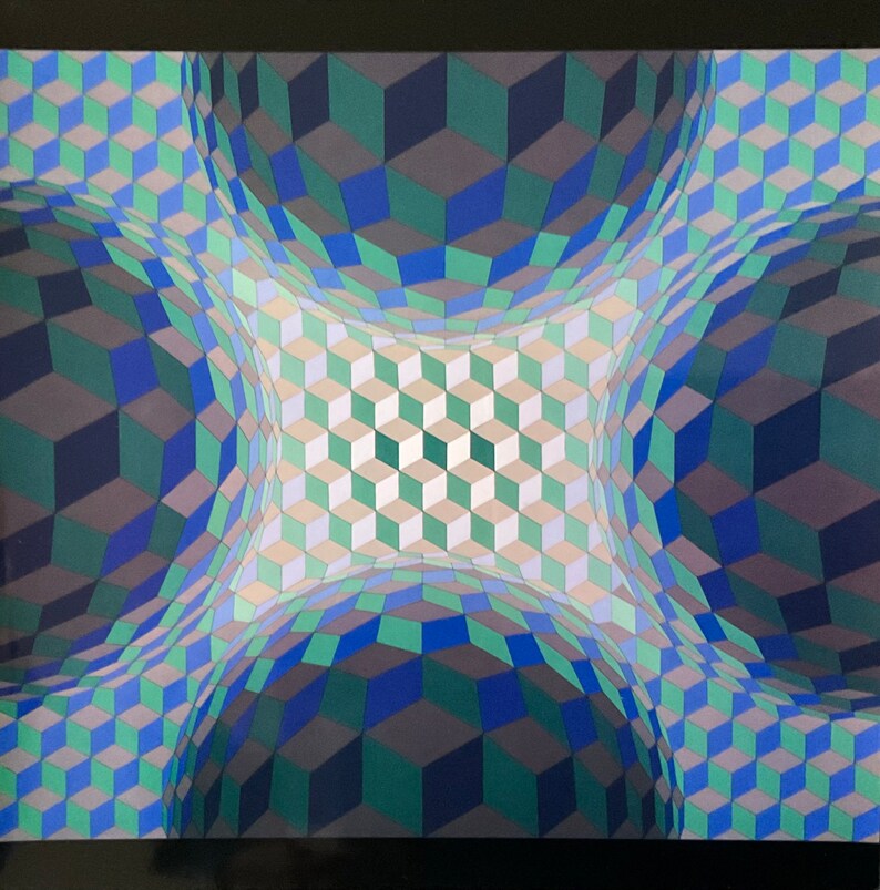 Puede incluir: Impresi&oacute;n de arte geom&eacute;trico abstracto con un patr&oacute;n de cubos azules, verdes y blancos. Los cubos parecen estar apilados en un patr&oacute;n tridimensional, creando una ilusi&oacute;n &oacute;ptica de profundidad y movimiento.