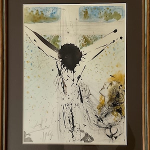 Könnte beinhalten: Schwarzweißes abstraktes Gemälde einer Figur auf einem Kreuz mit einer Frau, die die Figur ansieht. Das Gemälde ist unten links mit "Dalí 1964" signiert.