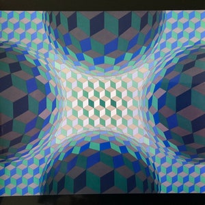 Puede incluir: Impresi&oacute;n de arte geom&eacute;trico abstracto con un patr&oacute;n de cuadrados azules, verdes y blancos dispuestos en un dise&ntilde;o de ilusi&oacute;n &oacute;ptica tridimensional.