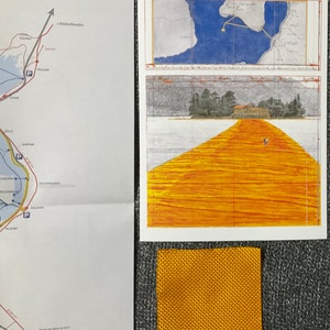 Christo - The floating piers - cartolina edizione limitata Taschen, con pezzo di tessuto e mappa