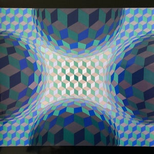 Puede incluir: Impresi&oacute;n de arte geom&eacute;trico abstracto con un patr&oacute;n de cubos azules, verdes y blancos. Los cubos parecen estar apilados en un patr&oacute;n tridimensional, creando una ilusi&oacute;n &oacute;ptica de profundidad y movimiento.