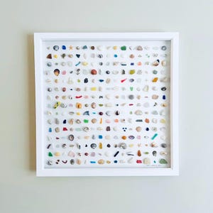 Muurdecoratie van zeeglas en schelpen uit Cornwall • Ingelijst rasterkunstwerk met kustschatten • Unieke muurdecoratie • Handgemaakt in Cornwall