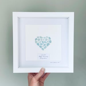 Cuadro en forma de corazón de cristal marino azul de Cornualles • Cuadro para pared • Regalo de aniversario para ella • Hecho a mano en Cornualles