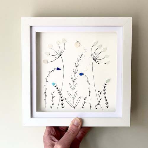 Cornish Sea Glass Flower Wandkunst • Gerahmtes botanisches Bild • Sommer Dekor • Geburtstagsgeschenk für Sie • Handgemacht in Cornwall