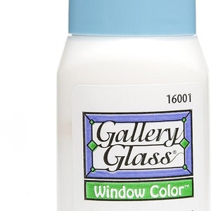 K&ouml;nnte beinhalten: Eine wei&szlig;e Flasche Gallery Glass Window Color Farbe. Die Flasche ist mit dem Produktnamen und Anweisungen zum Erstellen von Glasmalereieffekten beschriftet. Die Flasche enth&auml;lt 2 Fl&uuml;ssigunzen oder 59 Milliliter.