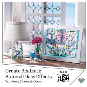 K&ouml;nnte beinhalten: Erstellen Sie realistische Bleiglas-Effekte mit diesem Kit. Das Bild zeigt eine Lampe, eine Vase und einen Bilderrahmen mit Bleiglas-Designs. Die Designs beinhalten eine Libelle, Blumen und einen Schmetterling. Der Text auf dem Bild lautet "Erstellen Sie realistische Bleiglas-Effekte Fenster, T&uuml;ren und Dekor Hergestellt in den USA".