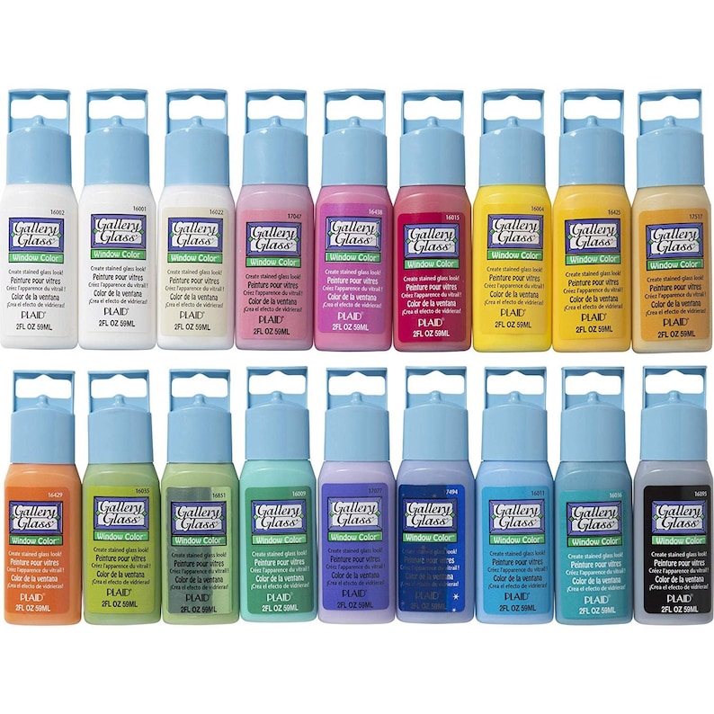 K&ouml;nnte beinhalten: Ein Set mit 12 Flaschen Gallery Glass Window Color Farbe. Die Flaschen sind in zwei Reihen mit jeweils sechs Flaschen angeordnet. Jede Flasche enth&auml;lt 59 ml (2 fl oz) und hat einen blauen Verschluss mit einer Aufh&auml;ngeschlaufe. Die Farben umfassen Wei&szlig;, Rosa, Rot, Gelb, Orange, Gr&uuml;n, Blau, Lila und Schwarz.
