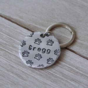 Médaille d'identification pour animal de compagnie | Estampée à la main | Pattes, Médaille pour chien avec empreinte de patte, Médaille pour chat, Médaille personnalisée pour animal de compagnie, Collier pour chien, Articles pour animaux de compagnie
