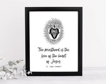 Op de afbeelding: Zwart-witte print met een citaat over het priesterschap. Het citaat luidt: "Het priesterschap is de liefde van het hart van Jezus." en wordt toegeschreven aan St. Johannes Vianney.