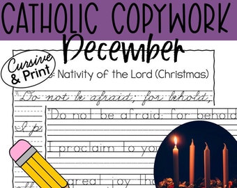 Puede incluir: Una página de caligrafía católica para diciembre, con ejercicios de escritura cursiva e imprenta. La página incluye el texto "No temáis; porque he aquí," y una ilustración de velas encendidas. Un lápiz amarillo con una goma de borrar rosa también está presente.