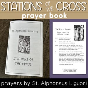 以下が含まれることがあります： 十字架の道行きの祈りの本を白黒で写した写真。本は4番目のステーションが開かれており、ゴルゴタへの道中でイエスが母親のマリアと出会う場面が描かれている。ページのテキストには「第4ステーション：イエスは悲しみに暮れる母と出会う」と書かれている。