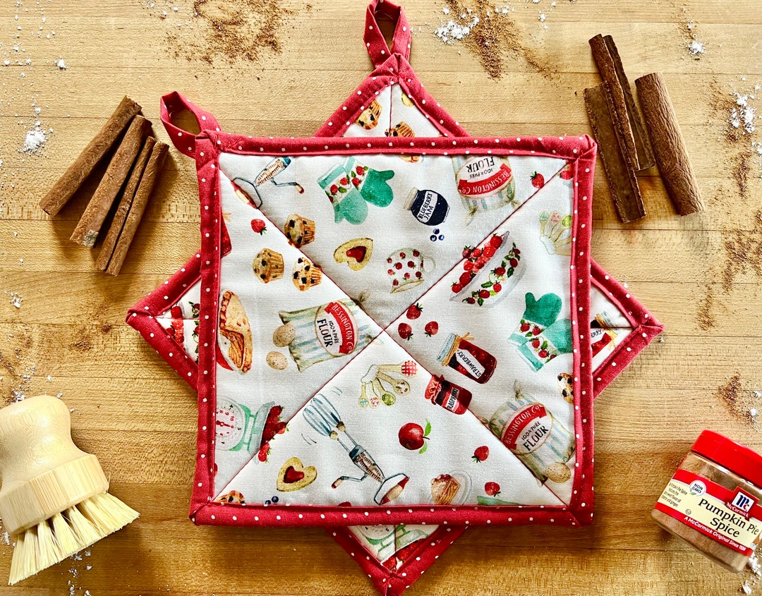 Holiday Baking / Quilted Potholder /christmas / Winter / Kitchen Decor