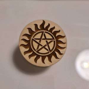 SUPERNATURAL speld die van hout wordt gemaakt dat met de laser wordt gegraveerd