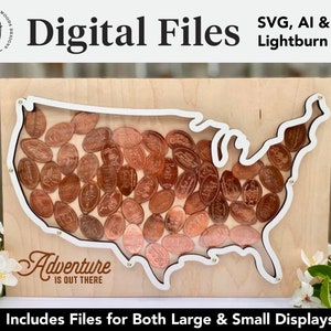 Könnte beinhalten: Ein Holzausschnitt der Vereinigten Staaten mit einem transparenten Acryleinsatz. Der Ausschnitt befindet sich auf einem hellen Holzhintergrund. Der Text "Adventure is out there" befindet sich unterhalb des Ausschnitts. Das Bild enthält Dateien für große und kleine Displays.