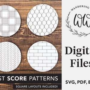 Puede incluir: Cuatro diseños de posavasos diferentes con patrones en blanco y negro sobre un fondo de madera. Los patrones incluyen un estampado de cuadros, un panal, una espiga y un patrón de ladrillo. El texto "FAST SCORE PATTERNS" y "SQUARE LAYOUTS INCLUDED!" están en la parte inferior de la imagen. El texto "WANDERING WOODS DESIGNS" y "ww" están en un círculo en la parte superior derecha de la imagen. El texto "Digital Files" y "SVG, PDF, EPS" están en la parte inferior derecha de la imagen.
