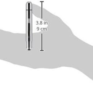 Puede incluir: Un bol&iacute;grafo plateado con tapa negra, que mide 9 cm de largo.