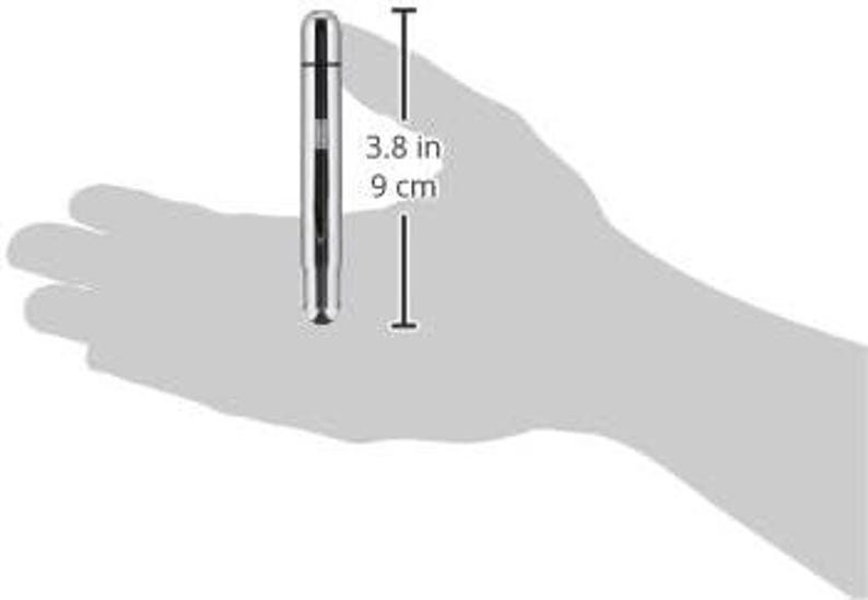 Puede incluir: Un bol&iacute;grafo plateado con tapa negra, que mide 9 cm de largo.
