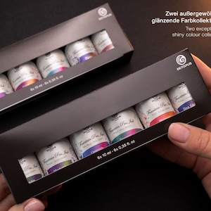 Pu&ograve; includere: Due set di sei flaconi da 10 ml di inchiostro per penna stilografica. Ogni set &egrave; confezionato in una scatola nera con una finestra trasparente che mostra i flaconi. I flaconi di inchiostro sono etichettati con il nome del marchio "Octopus" e il colore dell'inchiostro. Il testo sulla scatola recita "Due collezioni di colori eccezionalmente brillanti".