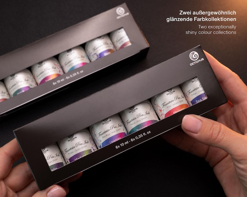 Pu&ograve; includere: Due set di sei flaconi da 10 ml di inchiostro per penna stilografica. Ogni set &egrave; confezionato in una scatola nera con una finestra trasparente che mostra i flaconi. I flaconi di inchiostro sono etichettati con il nome del marchio "Octopus" e il colore dell'inchiostro. Il testo sulla scatola recita "Due collezioni di colori eccezionalmente brillanti".