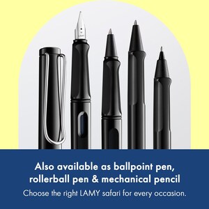 Op de afbeelding: Een verzameling zwarte LAMY safari pennen en potloden, waaronder een vulpen, rollerball en mechanisch potlood. De afbeelding bevat de tekst "Ook verkrijgbaar als balpen, rollerball pen & mechanisch potlood. Kies de juiste LAMY safari voor elke gelegenheid."