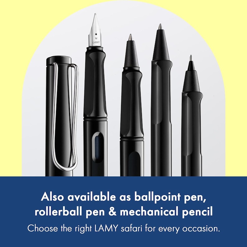 Op de afbeelding: Een verzameling zwarte LAMY safari pennen en potloden, waaronder een vulpen, rollerball en mechanisch potlood. De afbeelding bevat de tekst "Ook verkrijgbaar als balpen, rollerball pen & mechanisch potlood. Kies de juiste LAMY safari voor elke gelegenheid."
