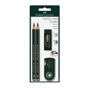 Puede incluir: Un juego de bocetos Faber-Castell Castell 9000 Jumbo de color verde oscuro. El juego incluye dos lápices, una goma de borrar y un sacapuntas. El embalaje presenta el logotipo de Faber-Castell e información del producto. Los lápices son negros con letras doradas.