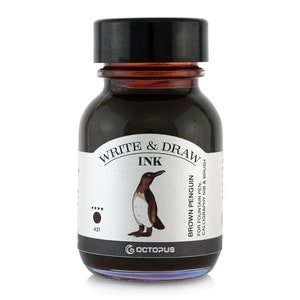 以下が含まれることがあります： 黒いキャップと「Write & Draw Ink」と「Brown Penguin」と書かれたラベルが付いた、茶色のインクが入ったガラス瓶。ラベルには、漫画のペンギンと「Octopus」の文字も書かれている。
