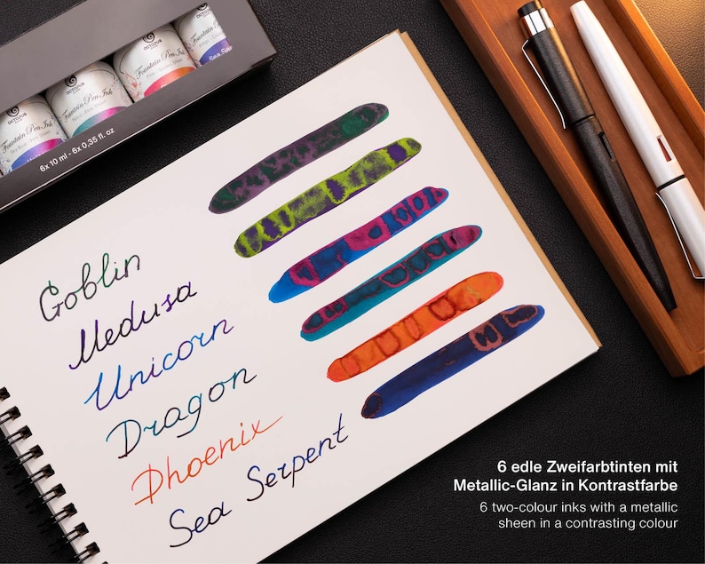 Pu&ograve; includere: Sei bottiglie di inchiostro con riflessi metallici in colori a contrasto. I colori dell'inchiostro sono etichettati come Goblin, Medusa, Unicorno, Drago, Fenice e Serpente Marino. Le bottiglie sono da 10 ml ciascuna.