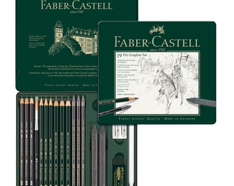 Può includere: Una scatola di metallo verde contenente un set di 19 matite grafite Faber-Castell Pitt. Le matite sono disposte in fila, con il logo Faber-Castell visibile sulla scatola. La scatola include anche un disegno di un cavaliere a cavallo.