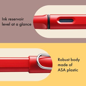 K&ouml;nnte beinhalten: Ein roter F&uuml;llfederhalter mit einem transparenten Sichtfenster f&uuml;r das Tintenreservoir und einer silbernen Klammer. Der Tintenstand ist durch das Fenster sichtbar. Der Stift besteht aus ASA-Kunststoff.