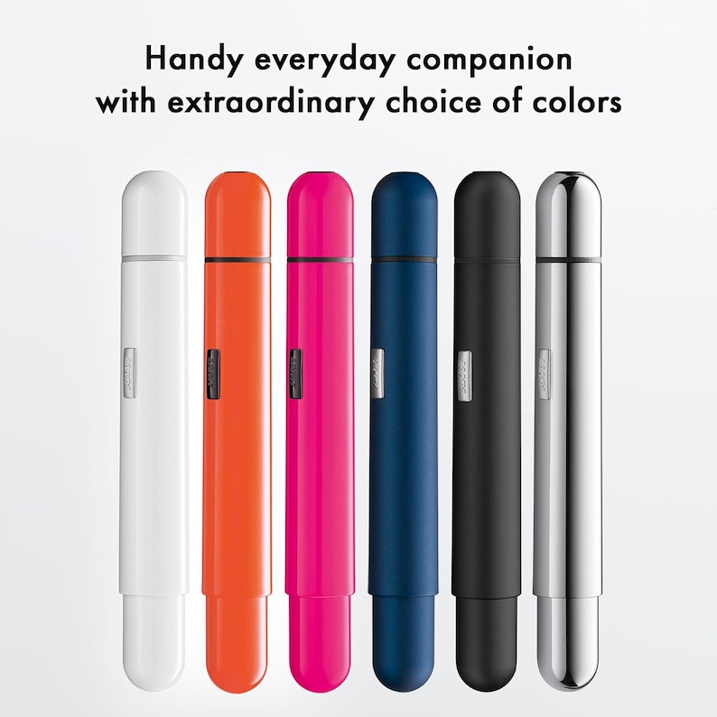 Puede incluir: Seis bol&iacute;grafos de diferentes colores: blanco, naranja, rosa, azul, negro y plateado. Los bol&iacute;grafos son todos del mismo tama&ntilde;o y forma, y tienen un dise&ntilde;o elegante y moderno.