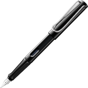 Op de afbeelding: Een zwarte vulpen met een zilverkleurige clip. De pen heeft een strak, modern ontwerp met een glanzende afwerking. De penpunt is zilverkleurig en er is een klein venster om het inktniveau te bekijken. Een schrijfinstrument.