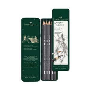 Peut inclure: Un coffret de cinq crayons graphite aquarelle Faber-Castell solubles dans l'eau, dans une boîte en métal verte. Les crayons sont étiquetés "Graphite Aquarelle" et "Faber-Castell". La boîte présente également un dessin d'une personne et le texte "Finest Artists' Quality Made in Germany".
