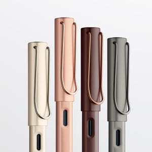Puede incluir: Cuatro plumas estilogr&aacute;ficas en diferentes colores: oro rosa, oro, burdeos y gris oscuro. Cada pluma tiene un clip y una punta.