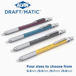 Op de afbeelding: Vier Alvin Draft/Matic mechanische potloden in paars, blauw, grijs en geel. Elke potlood heeft een zilveren grip en clip, met de tekst "DRAFT/MATIC" en de potlooddikte op de schacht. De tekst "Four sizes to choose from 0.3mm /0.5mm /0.7mm /0.9mm" is ook aanwezig.
