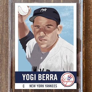 Puede incluir: Una tarjeta de béisbol con una ilustración a color de Yogi Berra, un ex receptor de los New York Yankees. La tarjeta tiene un fondo azul con un borde blanco y el texto "Yogi Berra" y "C NEW YORK YANKEES".