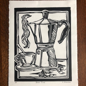 Könnte beinhalten: Schwarz-weißer Linolschnitt einer Kaffeekanne, einer Tasse und Kaffeebohnen. Der Druck ist mit "Java Jive" betitelt und von "S. Raynor" signiert.
